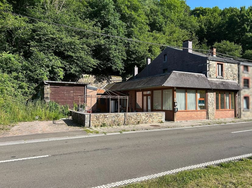 REZ DE CHAUSSÉE DE ± 141 m² :&lt;br /&gt;
- Séjour de ± 56m² sur carrelage (avec bar d&#039;époque intégré),&lt;br /&gt;
- Cuisine de ± 16m² sur carrelage (avec cuisin