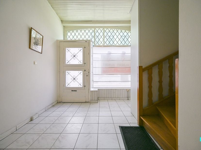 In het centrum van Izegem vinden we dit appartementsgebouw bestaande uit drie entiteiten. Alle drie de entiteiten zijn op heden verhuurd en beschikken