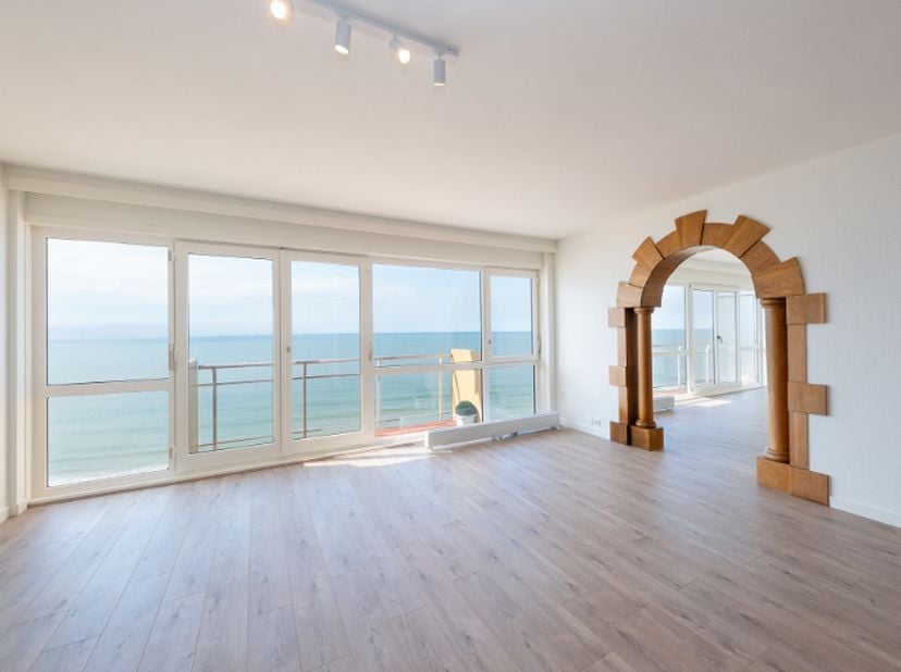 APPARTEMENT EXCEPTIONNELLEMENT SPACIEUX AVEC UNE VUE IMPRENABLE SUR LA MER DANS LA MAJESTUEUSE RÉSIDENCE ROYALE PALACE&lt;br /&gt;
&lt;br /&gt;
Dans la section 5