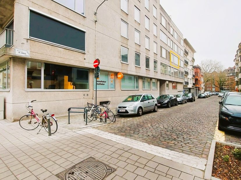 Instapklaar appartement (verhuurd) in centrum Kortrijk met 2 slaapkamers en garage. Inkomhal met toilet, living in parket, ingerichte keuken, badkamer