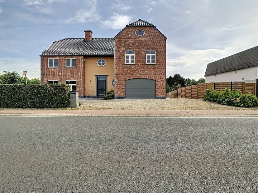Mooie villa gelegen te Overijse, 12 are, perfect afgewerkt. &lt;br /&gt;
&lt;br /&gt;
Gelijkvloers: inkomhal (9m²) met apart toilet, 47m² living met toegang tot t