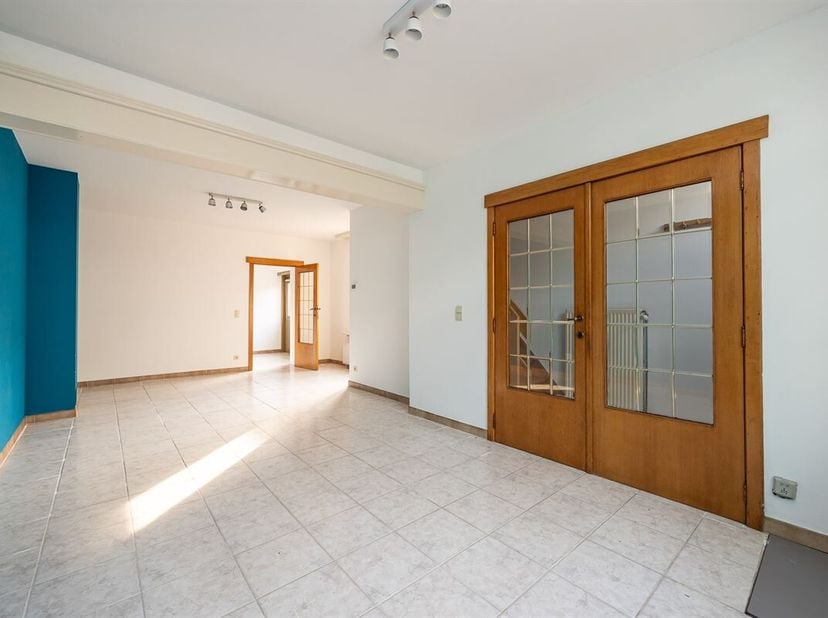Deze woning is gelegen in het kalme en groene Leest. In de rustige woonwijk, vlakbij het dorpshart, geniet u van weinig passage aan uw voordeur en toc
