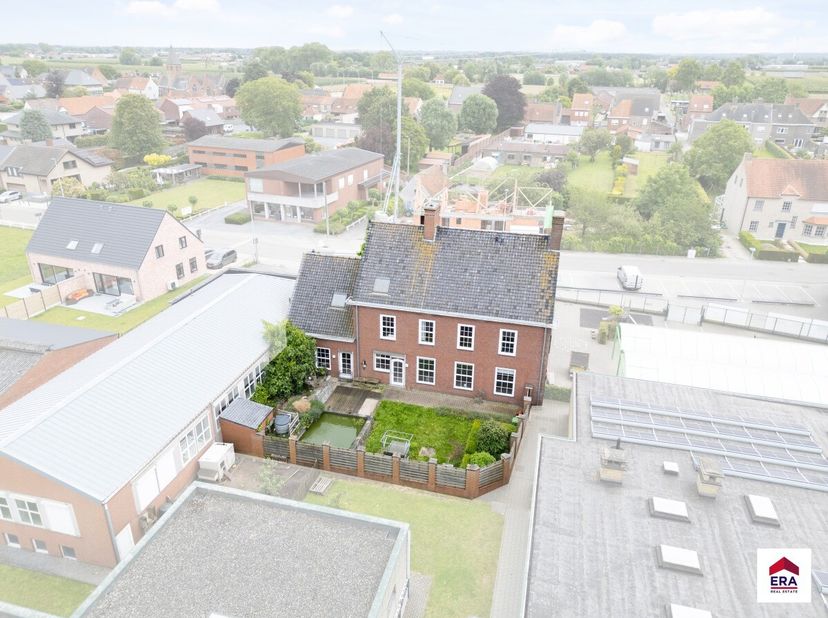 Prachtige herenwoning met 5 slaapkamers op 680m² in Markegem! MOGELIJKHEDEN: deze eigendom kan perfect dienen als kangoeroewoning, vrij beroep, ...Lig