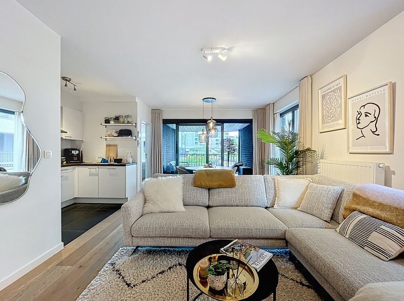 Cet appartement d&#039;une chambre confortablement meublé d&#039;une superficie de 61 m² offre tout le confort. &lt;br /&gt;
Situé à proximité du sud de Gand, vous bé