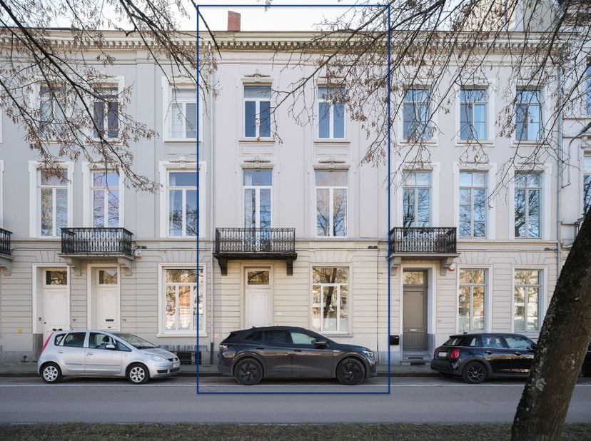 Coupure Links - Karaktervolle herenwoning (=kantoor) met buitenruimte &lt;br /&gt;
 &lt;br /&gt;
Deze herenwoning, met een bruto vloeroppervlakte van 264 m², is g