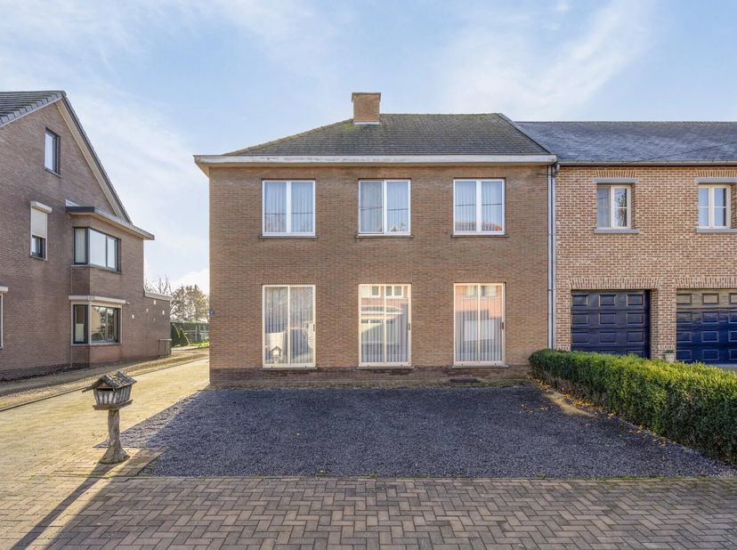 RUIME TE RENOVEREN WONING MET 3 A 4 SLPK&#039;S OP 720M² IN HEES (BILZEN)&lt;br /&gt;
Centraal en groen gelegen vindt u deze te renoveren woning in het landelijk