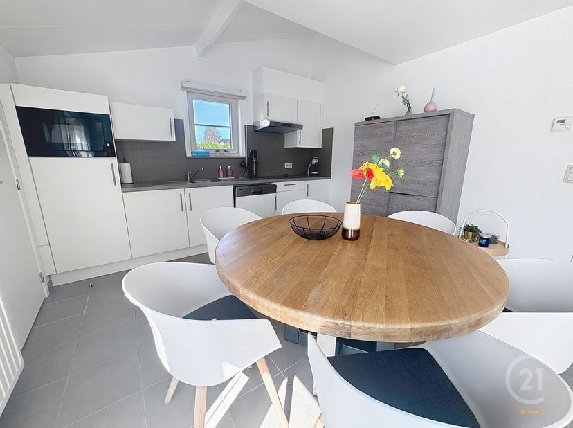 In het rustige Domein Zee en Polder in Lombardsijde vinden we deze moderne vakantiewoning, ideaal gelegen op korte afstand van zee, duinen en het leve