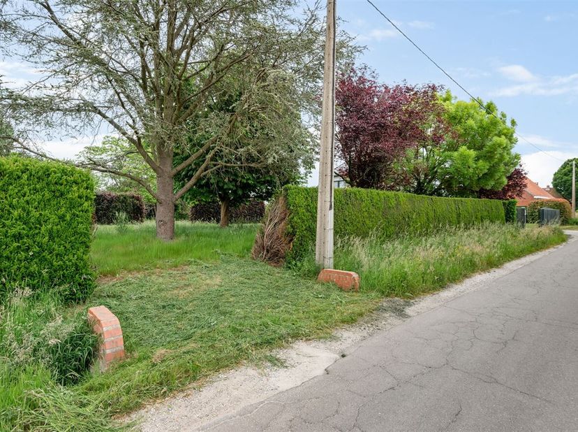 Prachtige bouwgrond van 2445m² te koop. Deze uitzonderlijke locatie biedt de mogelijkheid om een stijlvolle vrijstaande woning te bouwen, omringd door