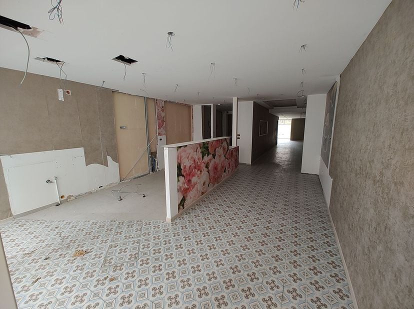In het commerciële centrum van Halle op de Basiliekstraat, biedt STER Immobiliën u een commerciële ruimte met woongedeelte aan, op een Oost georiëntee