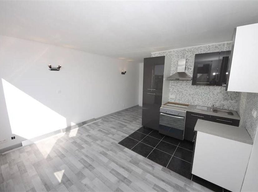 Charleroi : à louer au 5ème étage studio entièrement rénové et idéalement situé en plein coeur du projet Rive Gauche et proche de toutes commodités (g