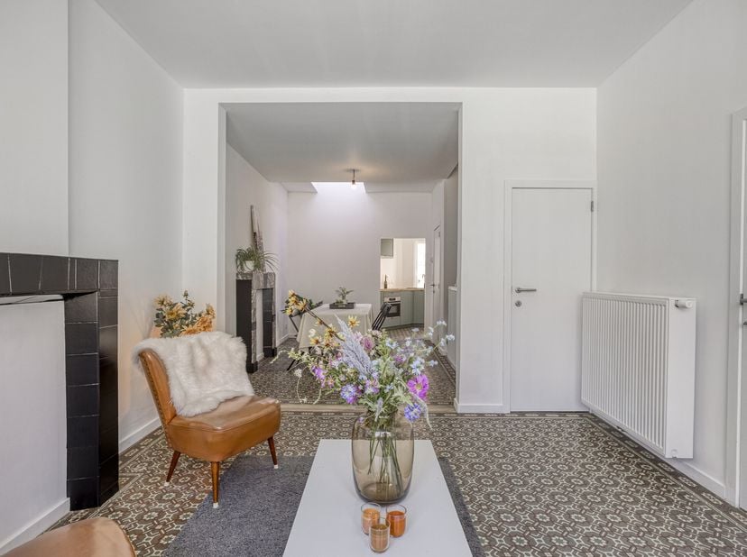 Cette maison confortable vient d&#039;être entièrement rénovée tout en conservant les éléments authentiques.&lt;br /&gt;
Disposition: &lt;br /&gt;
Rez-de-chaussée:&lt;br