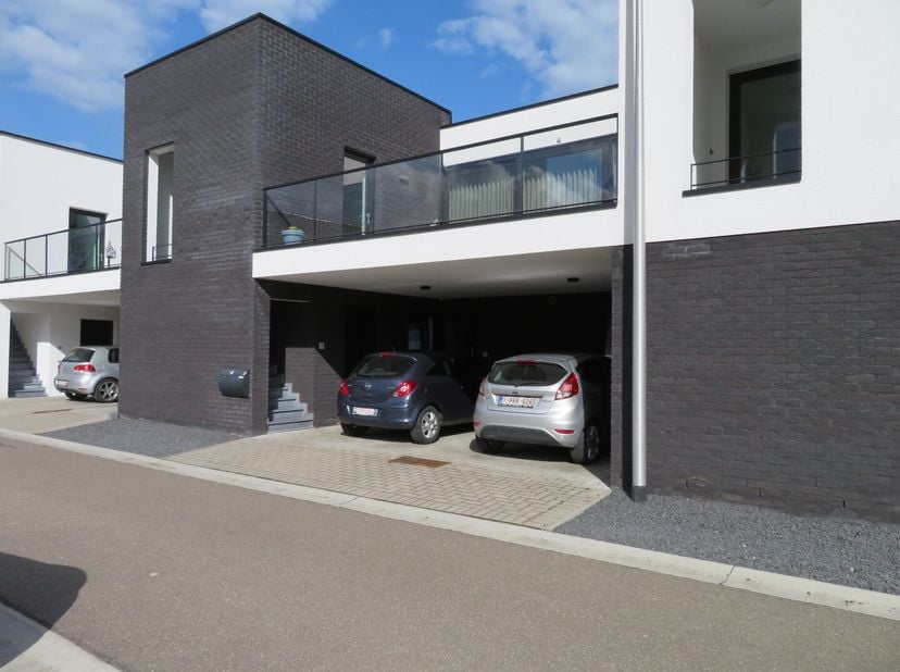 Dit appartement op de gelijkvloerse verdieping werd gebouwd in 2016, in een rustige, buurt in Wurfeld, nabij Maaseik. Het werd afgewerkt met hedendaag