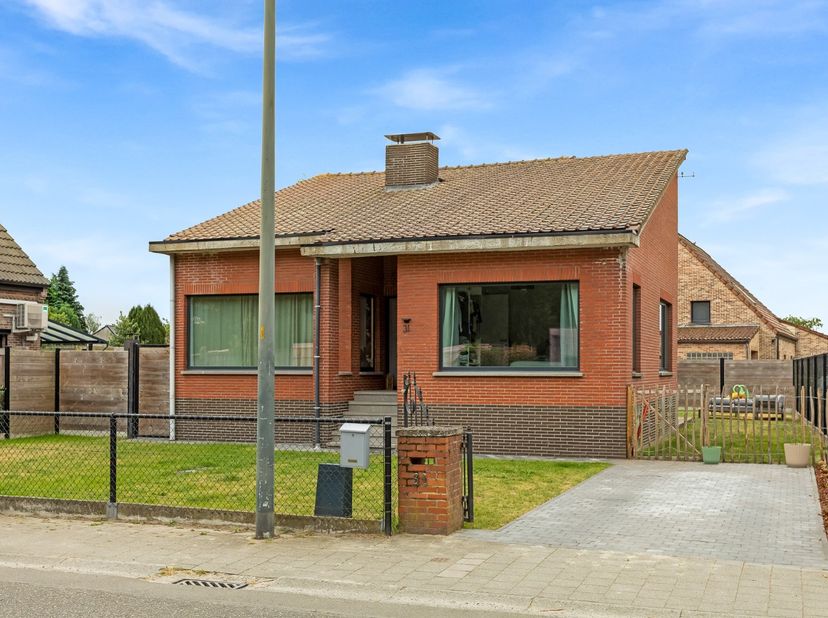 Deze vrijstaande woning is gelegen in polderdorpje Zandvliet. U heeft van hieruit makkelijk toegang tot de snelweg naar Nederland en Antwerpen, maar o