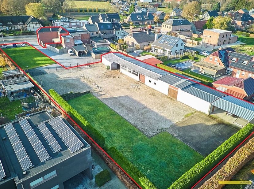 Woning met naastliggende bouwgrond en groot atelier op 28a 38ca. Ideaal voor een zelfstandige activiteit !&lt;br /&gt;
De loods/garage/magazijn/opslagplaats