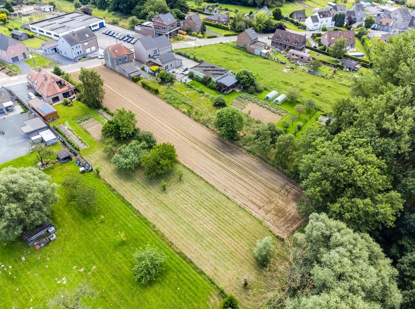 Dit perceel bouwgrond is bestemd voor het bouwen van een eengezinswoning zijnde open bebouwing met landelijk karakter met twee bouwlagen of één bouwla