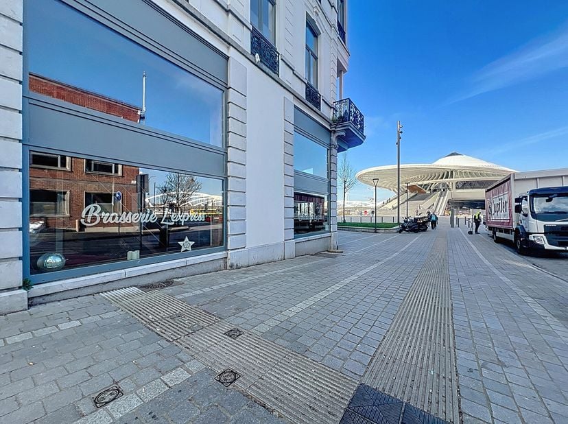 MONS / Tegenover het nieuwe station biedt Immo Dussart een zaak genaamd &quot;Brasserie L&#039;Express&quot;, ideaal gelegen en blootgesteld om zijn terrassen met ee