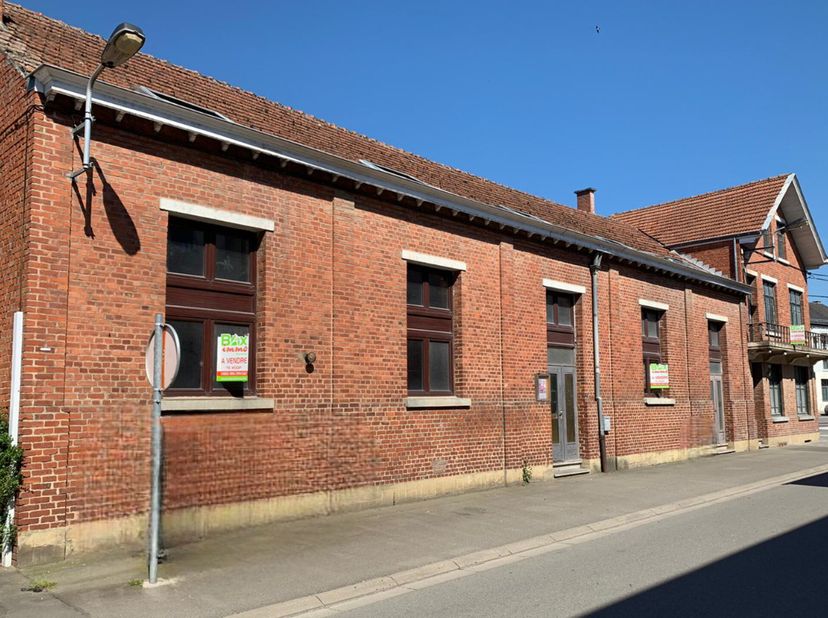 Opportunité rare en plein centre de Beauraing !&lt;br /&gt;
Idéalement situé au cur de Beauraing, à deux pas de toutes les commodités (commerces, transports