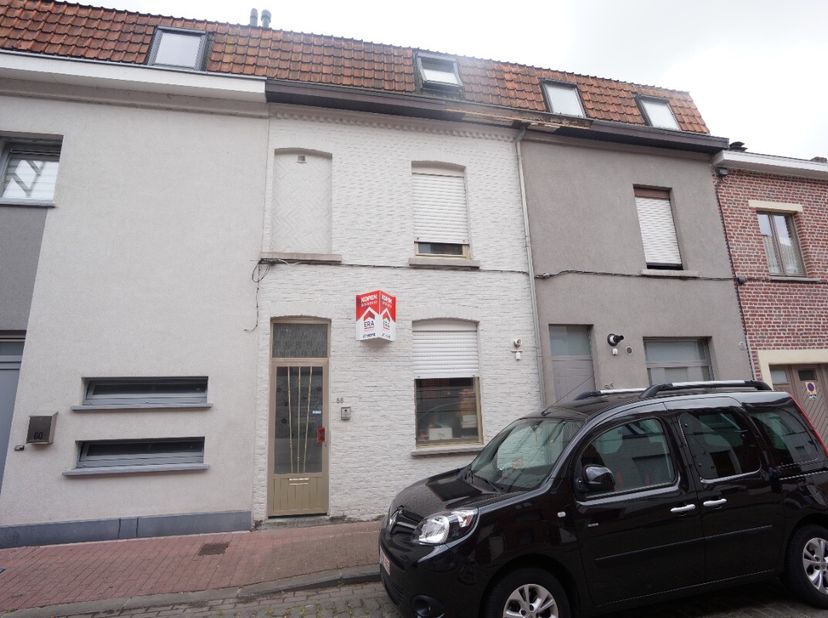 Gerenoveerde woning met 4 slaapkamers.IndelingGelijkvloers: wasplaats/berging, doucheruimte, toilet, living met open keuken en zonnige tuin met terras