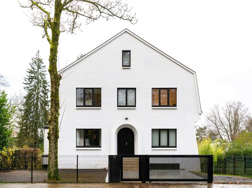 Ideaal gelegen in het hart van de Prins van Oranje en aan de rand van het Zoniënwoud, villa met een bruto oppervlakte volgens EPC van ± 361 m² met vie