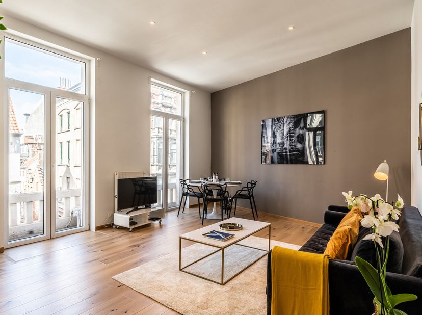 Sablon. Appartement MEUBLE dans un immeuble de caractère avec ascenseur. Hall d&#039;entrée, séjour (comprenant un canapé-lit), cuisine usa super équipée,