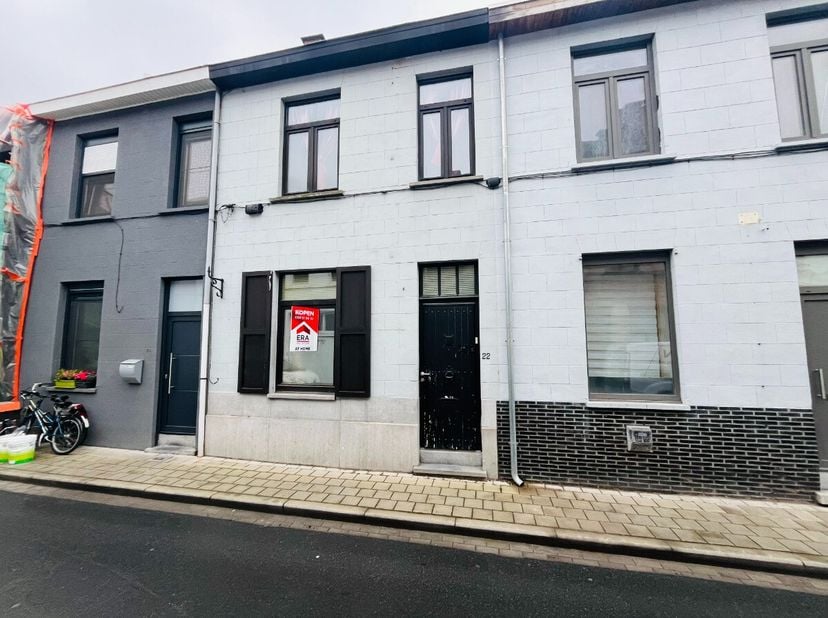 Woning met 2 slaapkamers + koer te koop in Roeselare.Indeling:Op het gelijkvloers hebben we een inkom, wasplaats, leefruimte met veel lichtinval, keuk