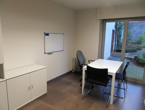                                         Bureaux à louer à Meulebeke, € 325
