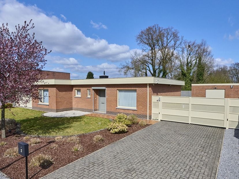 Instapklare bungalow met 3 slaapkamers, praktijkruimte en prachtige tuin in rustige buurt nabij het centrum van Leopoldsburg&lt;br /&gt;
Welkom in deze char
