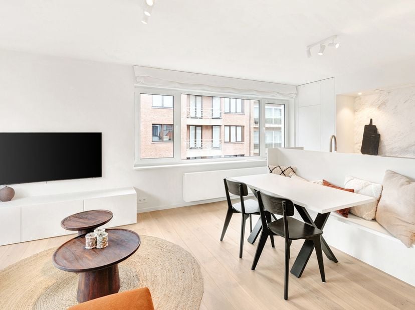 Bel appartement d&#039;angle, lumineux, avec 2 chambres à coucher à 300 mètres de la plage. Cet appartement a été rénové avec du goût, avec de nombreux pla