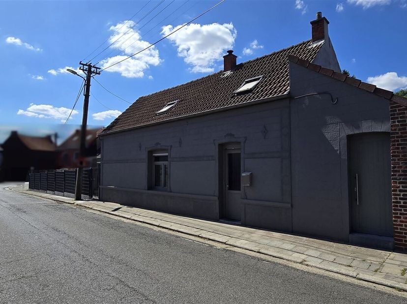 Jolie maison 3 chambres sise sur 1 are 50 centiares dans le charmant village de Wiers.&lt;br /&gt;
Ce bien bénéficiant d&#039;une superficie totale de 127m² et s