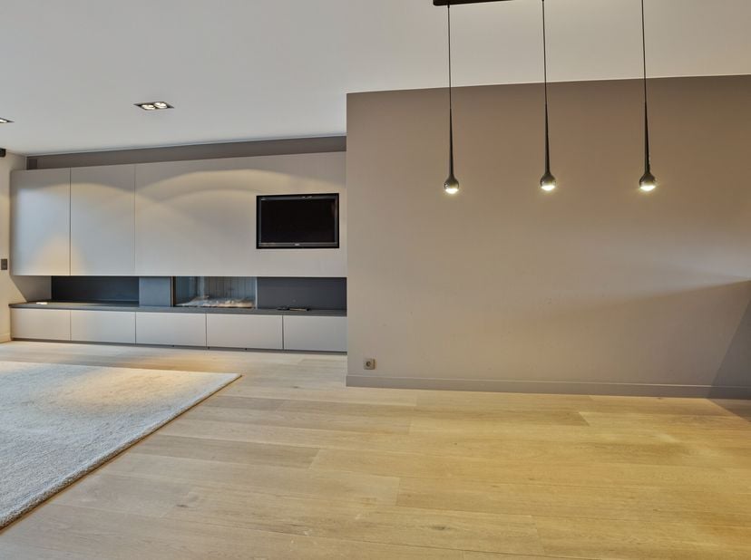 Cette maison spacieuse est proposée à la vente à Beveren et, en plus d&#039;un luxueux appartement en duplex, propose un rez-de-chaussée polyvalent.&lt;br /&gt;