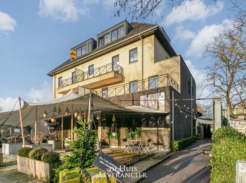 U zoekt een CENTRAAL gelegen appartement met een GROOT terras én een lift? Kom dan kijken naar deze INSTAPKLARE penthouse die u ongetwijfeld zal bekor