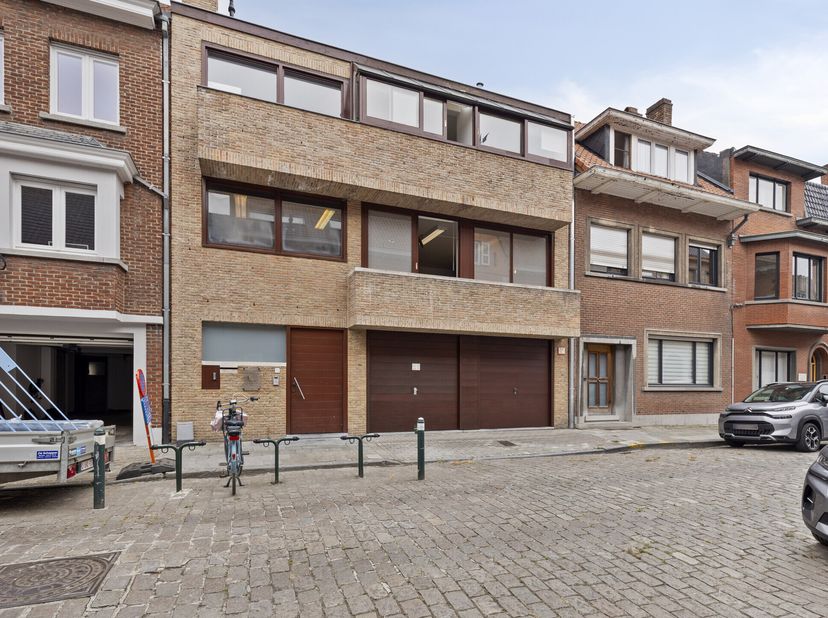 Op zoek naar de perfecte locatie voor uw bedrijf in het hart van Brugge? Dit ruime kantoorgebouw van 375 m² aan de Elf-Julistraat biedt een unieke com