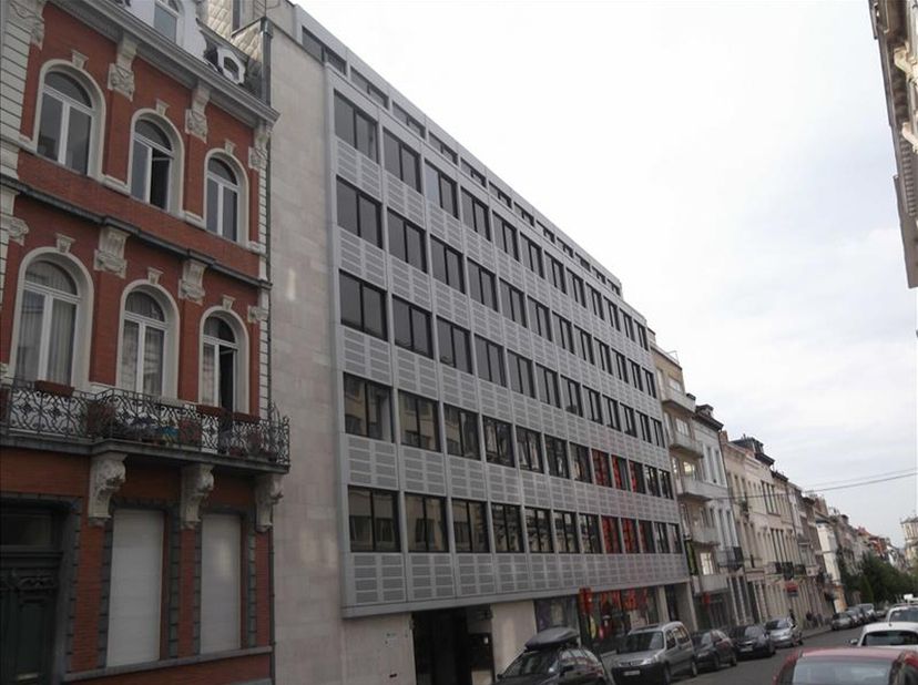 Bureaux rénovés dans un immeuble situé entre les arrêts de métro Arts-loi et Madou, dans le quartier Léopold. L&#039;immeuble Twin Gardens se compose de de