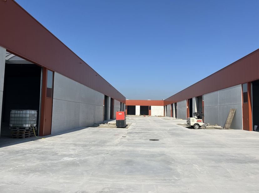 Nieuwbouwproject &quot;Vief&quot; te Evergem biedt 28 KMO-units te koop aan. De casco nieuwbouw magazijnen hebben een vrije hoogte van 6 meter en zijn toegankel