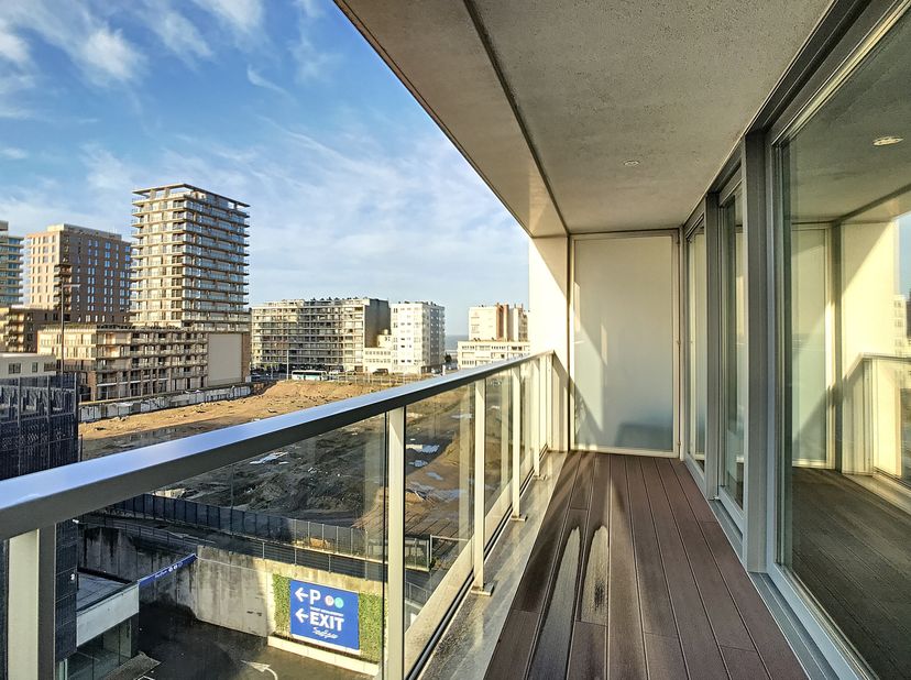Dit verzorgde gemeubelde appartement is gelegen in het moderne Infinity I gebouw dicht bij de Dias Arena, de Delhaize en op wandelstafstand van de dij