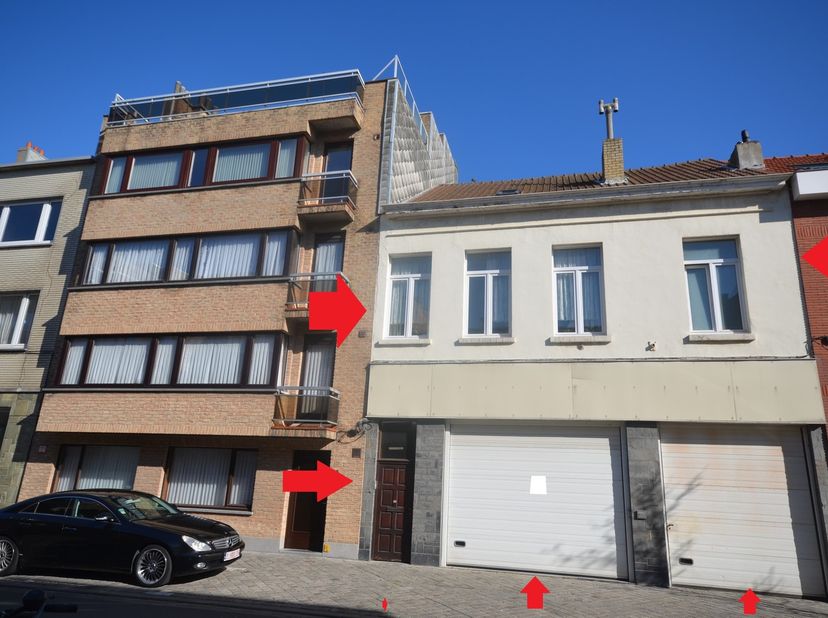 Woonhuis op wandelafstand van zee  met afz. inkom met living , inger keuken, badkamer , 3 slaapkamers, kelder, inpandige ruime garagebox met elektrisc