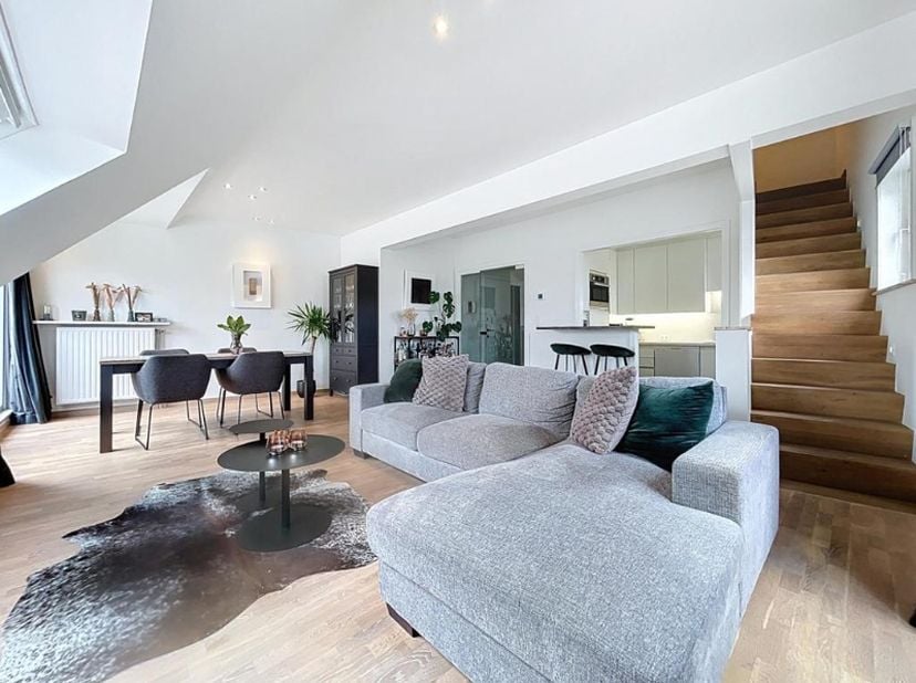 Gezellig duplex-appartement met prachtig zicht bestaande uit een inkomhal met afzonderlijk toilet, lichtrijke leefruimte met eet-en zithoek + terras m