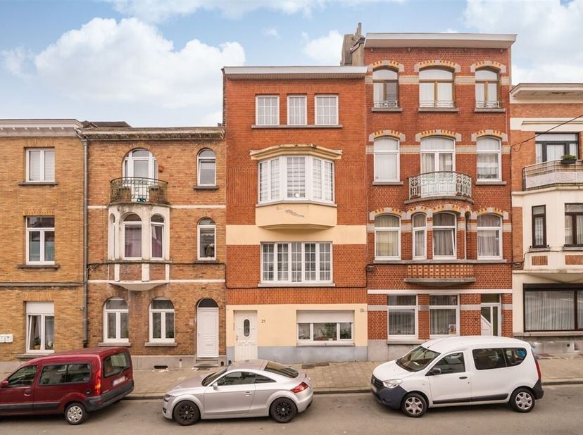 Appartement lumineux au 3ème étage d&#039;une petite copropriété. Appartement (+/- 76m²) avec espace de vie, cuisine, chambre, toilette séparée et salle de
