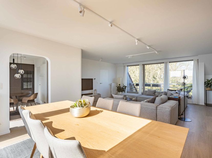 Dit ruime en lichtrijke duplex appartement van maar liefst 212m² is centraal gelegen in Sint-Amandsberg, vlakbij het iconische Campo Santo  ook wel he