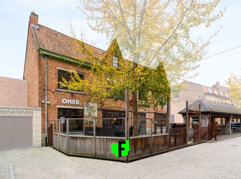 Situé à un emplacement stratégique sur le marché aux poissons d&#039;Ypres, se trouve ce célèbre établissement horeca &#039;t Genoegen. Situé au centre d&#039;Ypres,