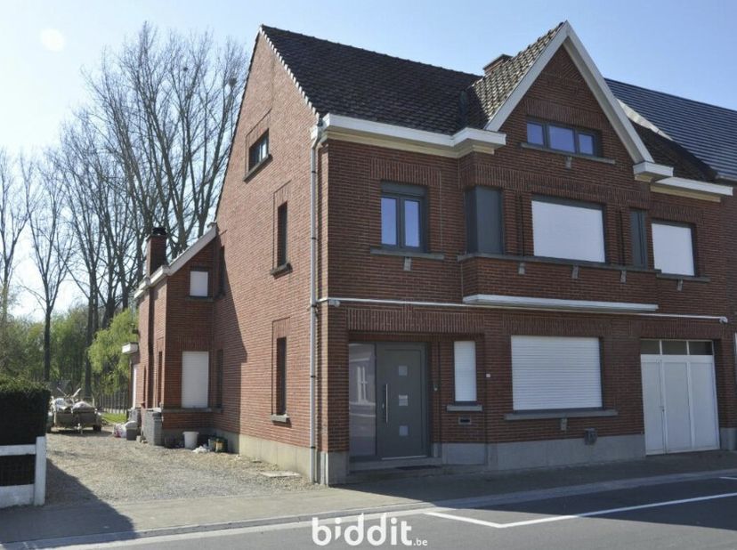MOOIE WONING IN CENTRUM BRAKEL MET GARAGE &amp; WERKPLAATS  &lt;br /&gt;
  &lt;br /&gt;
Goed gelegen halfopen bebouwing, nabij centrum en Rijdtmeersen.  &lt;br /&gt;
Verder
