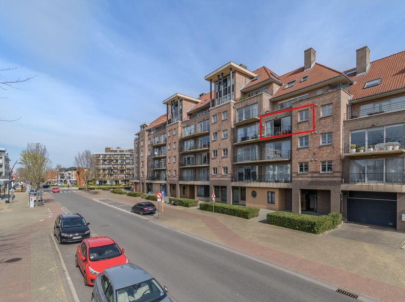 Dans la résidence «Kiwi» à Koksijde, nous trouvons cet appartement agréablement spacieux (101m²) avec sous-sol à vendre. L&#039;appartement est situé dans