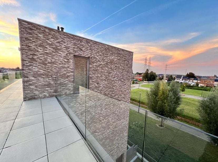 Prachtig park-penthouse (121,20 m² + 15 m² terras) te koop op wandelafstand van centrum. Dit zeer moderne penthouse-appartement is gelegen in een oase