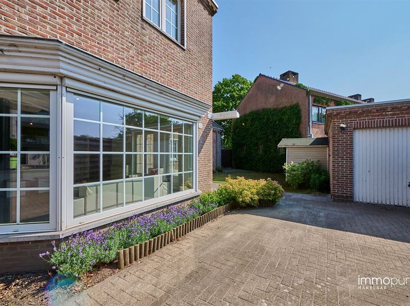 Instapklare halfopen gezinswoning met 4 slaapkamers, stadstuin en garage in het centrum van Hamont&lt;br /&gt;
Deze stijlvolle woning is gelegen in het cent