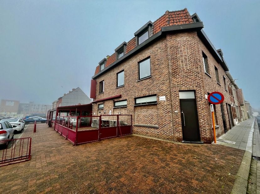Menen: ruime duplex met handelspand te koop op gunstige ligging in MenenRuim handelspand met duplex op toplocatie. Deze handelszaak is strategisch gel