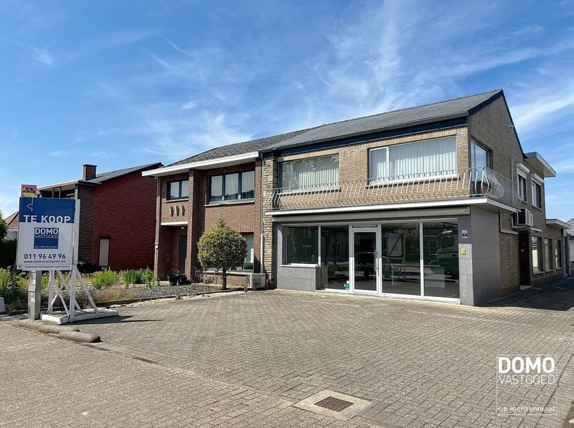 Heeft u interesse? Bekijk dit handelspand op onze website http://www.domovastgoed.be of contacteer ons op het nummer 011/96.49.96&lt;br /&gt;
Instapklaar en