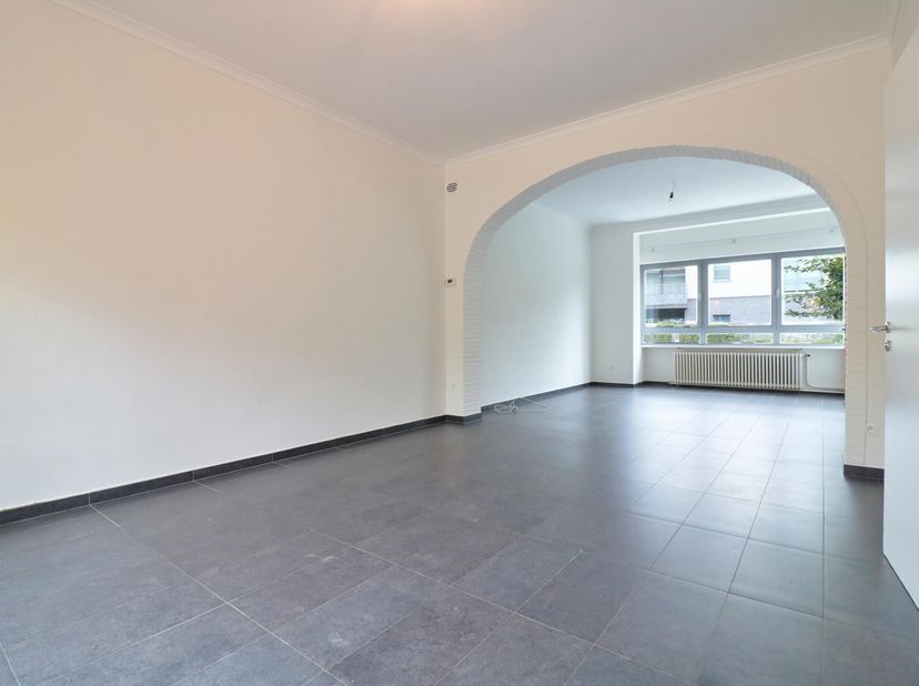 BEAULIEU - DELTA // Proximité écoles, commercers, transports, Maison bel-étage +- 220m² entièrement rénovée et composée :&lt;br /&gt;
4 chambres avec placar