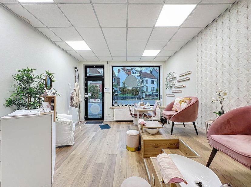 Genval  Zeer goed gelegen op het kruispunt van Genval, Lasne en La Hulpe, presenteert AMELOT PROPERTIES deze commerciële ruimte van +/-40 m2 in een ge