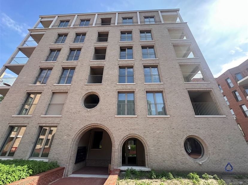 Bienvenue dans cet appartement moderne et confortable situé au coeur de Bruxelles, à Tour &amp; Taxis. Avec une surface habitable spacieuse de 100m², cett