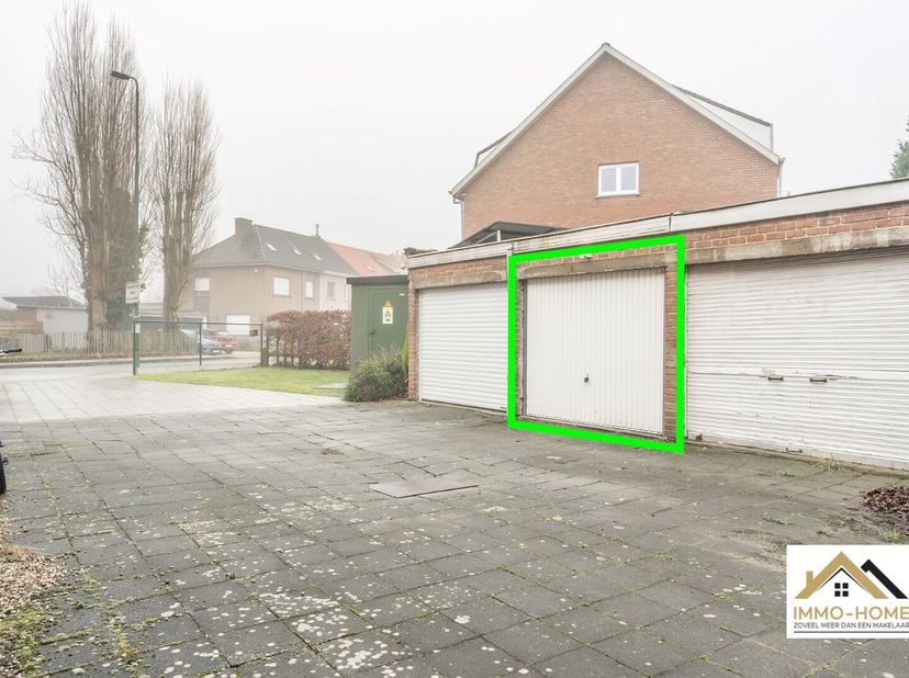 Dit grotendeels gerenoveerde appartement bevindt zich op de bovenste verdieping van het gebouw. Je bereikt het via de mooie gemeenschappelijke traphal